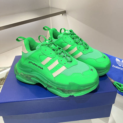 Collaboration Couple's Style Shoe